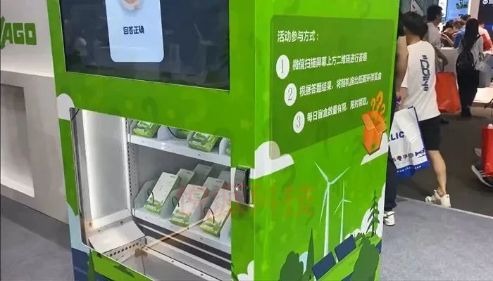 悦派科技定制的答题盲盒贩卖机亮相上海工博会